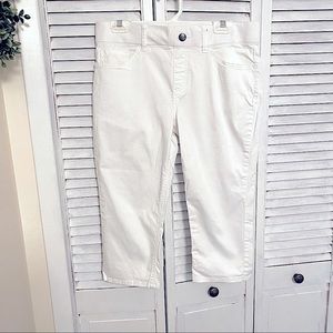 Riders by Lee mid rise Capri white pants 10